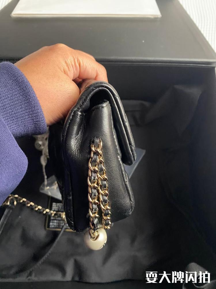 Chanel香奈儿 全新闲置黑金羊皮CFmini 大珍珠链条包 Chanel 香奈儿全新闲置黑金羊皮CFmini 大珍珠链条包，极其罕见的一只，珍珠可以说是整个包的点睛之笔，超级好看，我们这个超值！